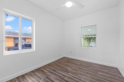 Commercial property in Miami, Florida 107.77 sq.m. № 2088641 - photo 12