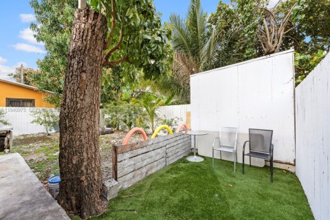 Commercial property in Miami, Florida 107.77 sq.m. № 2088641 - photo 21