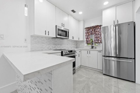 Commercial property in Miami, Florida 107.77 sq.m. № 2088641 - photo 6