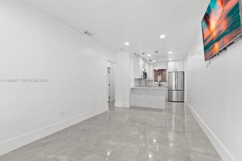 Commercial property in Miami, Florida 107.77 sq.m. № 2088641 - photo 3