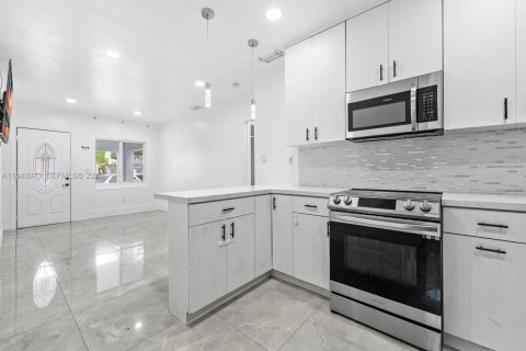 Commercial property in Miami, Florida 107.77 sq.m. № 2088641