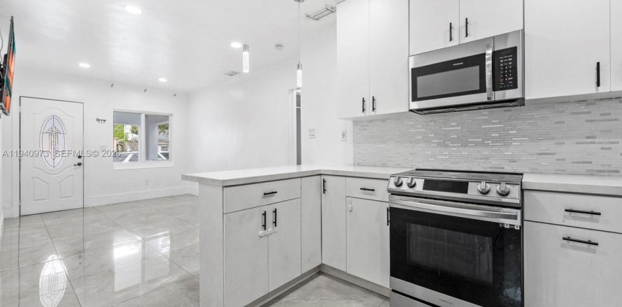 Commercial property in Miami, Florida 107.77 sq.m. № 2088641