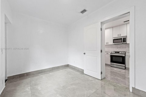Commercial property in Miami, Florida 107.77 sq.m. № 2088641 - photo 14