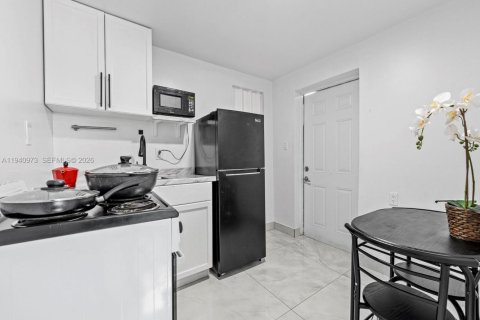 Commercial property in Miami, Florida 107.77 sq.m. № 2088641 - photo 16
