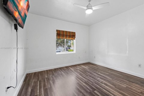 Commercial property in Miami, Florida 107.77 sq.m. № 2088641 - photo 8