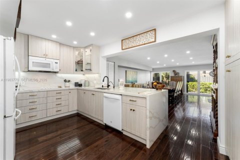 Villa ou maison à vendre à Miami, Floride: 4 chambres, 186.83 m2 № 2025471 - photo 13