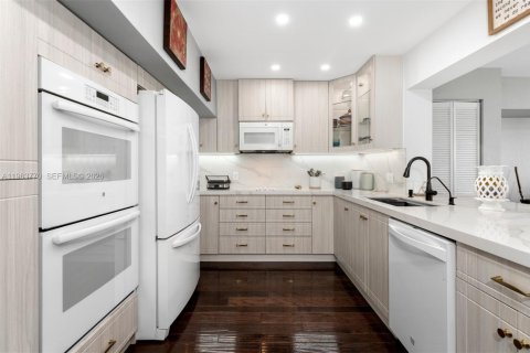 Villa ou maison à vendre à Miami, Floride: 4 chambres, 186.83 m2 № 2025471 - photo 14