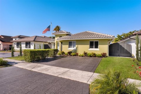 Villa ou maison à vendre à Miami, Floride: 4 chambres, 186.83 m2 № 2025471 - photo 4