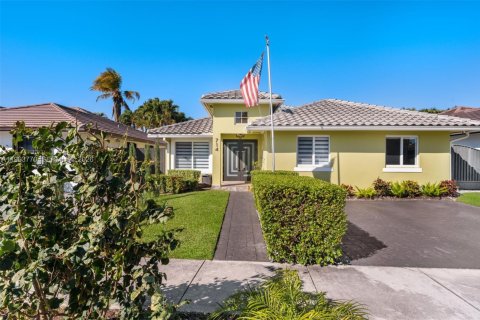 Villa ou maison à vendre à Miami, Floride: 4 chambres, 186.83 m2 № 2025471 - photo 2