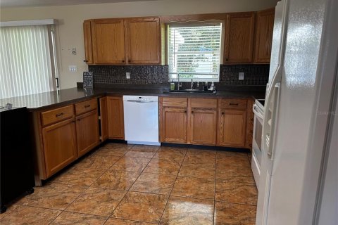 House in Sebring, Florida 2 bedrooms, 133.04 sq.m. № 2289945 - photo 5