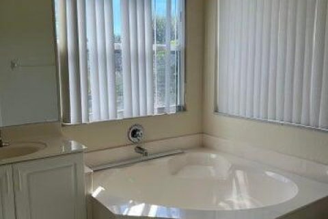 Casa en alquiler en West Palm Beach, Florida, 3 dormitorios, 176.24 m2 № 1136519 - foto 1
