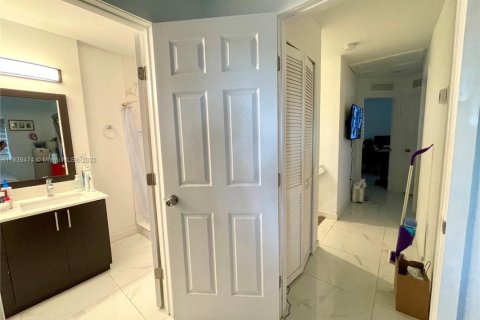 House in Miami, Florida 4 bedrooms, 127.93 sq.m. № 1828318 - photo 9