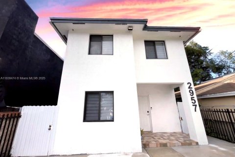 House in Miami, Florida 4 bedrooms, 127.93 sq.m. № 1828318 - photo 1