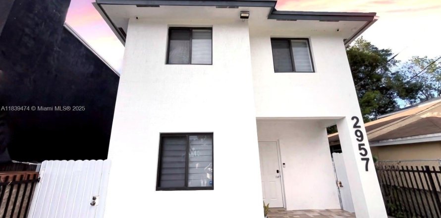 House in Miami, Florida 4 bedrooms, 127.93 sq.m. № 1828318