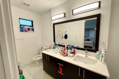 House in Miami, Florida 4 bedrooms, 127.93 sq.m. № 1828318 - photo 4