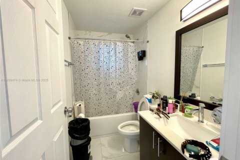 House in Miami, Florida 4 bedrooms, 127.93 sq.m. № 1828318 - photo 8
