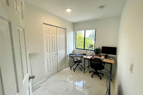 House in Miami, Florida 4 bedrooms, 127.93 sq.m. № 1828318 - photo 6
