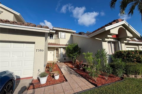 Touwnhouse à vendre à Margate, Floride: 3 chambres, 122.63 m2 № 2280290 - photo 2