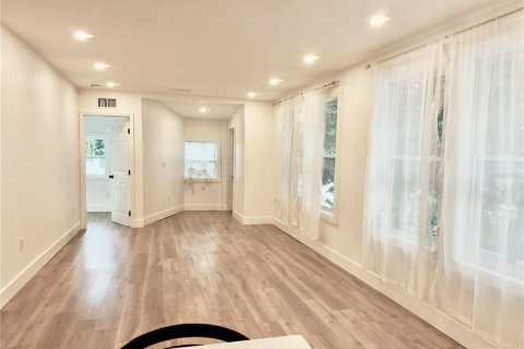 Apartment in Saint Petersburg, Florida 3 bedrooms, 92.9 sq.m. № 2207736 - photo 4