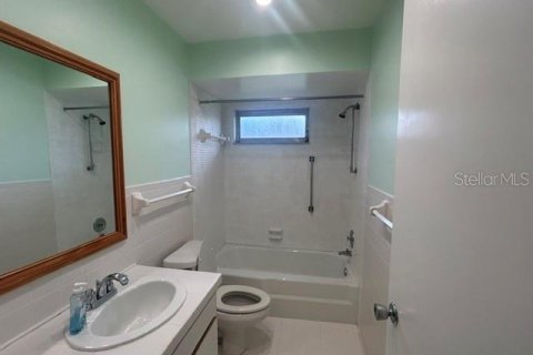 House in Sarasota, Florida 2 bedrooms, 164.25 sq.m. № 2236027 - photo 15