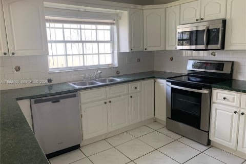 House in Cutler Bay, Florida 4 bedrooms, 202.53 sq.m. № 2046786 - photo 5