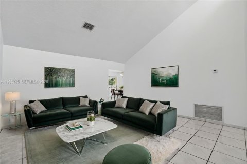 House in Cutler Bay, Florida 4 bedrooms, 202.53 sq.m. № 2046786 - photo 10