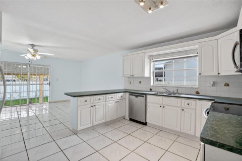 House in Cutler Bay, Florida 4 bedrooms, 202.53 sq.m. № 2046786 - photo 15