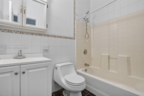 House in Cutler Bay, Florida 4 bedrooms, 202.53 sq.m. № 2046786 - photo 13