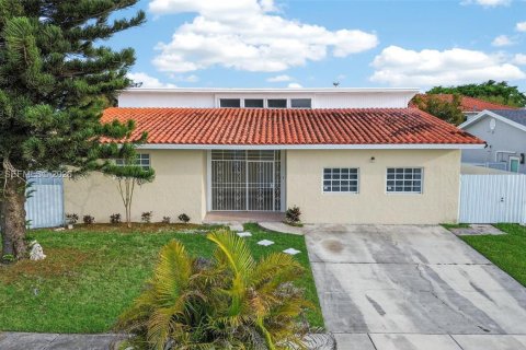 House in Cutler Bay, Florida 4 bedrooms, 202.53 sq.m. № 2046786