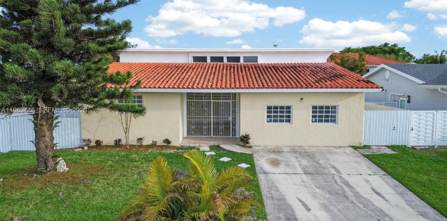 House in Cutler Bay, Florida 4 bedrooms, 202.53 sq.m. № 2046786