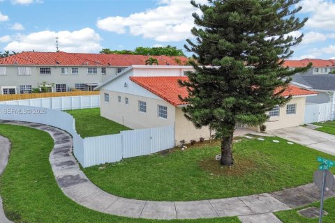 House in Cutler Bay, Florida 4 bedrooms, 202.53 sq.m. № 2046786 - photo 3