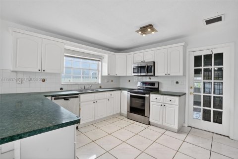 House in Cutler Bay, Florida 4 bedrooms, 202.53 sq.m. № 2046786 - photo 16