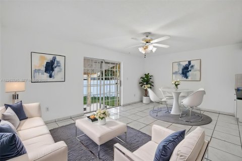 House in Cutler Bay, Florida 4 bedrooms, 202.53 sq.m. № 2046786 - photo 8