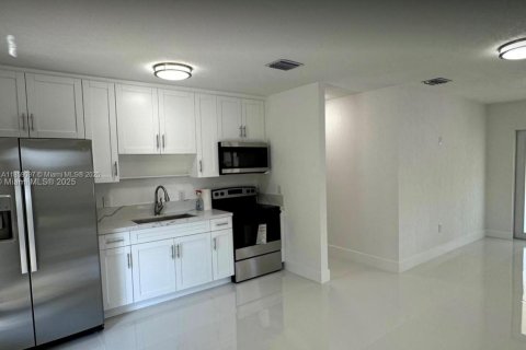 House in Miami, Florida 3 bedrooms, 137.77 sq.m. № 1887446 - photo 5