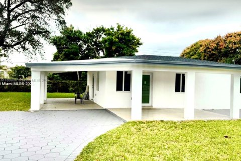 House in Miami, Florida 3 bedrooms, 137.77 sq.m. № 1887446 - photo 1