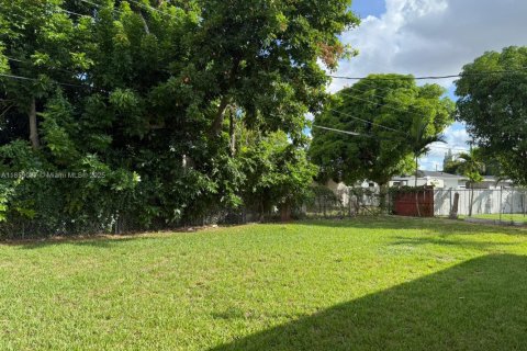 Casa en alquiler en Miami, Florida, 3 dormitorios, 137.77 m2 № 1887446 - foto 4
