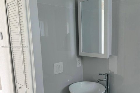 Casa en alquiler en Miami, Florida, 3 dormitorios, 137.77 m2 № 1887446 - foto 10