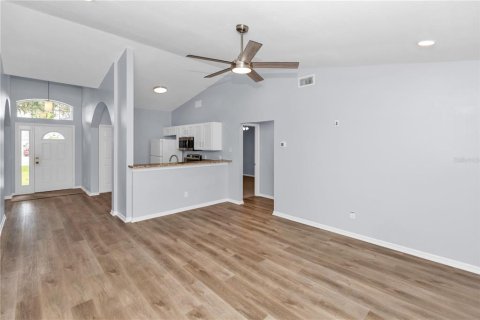 House in Clermont, Florida 3 bedrooms, 116.5 sq.m. № 2220851 - photo 3