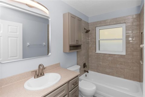 House in Clermont, Florida 3 bedrooms, 116.5 sq.m. № 2220851 - photo 13