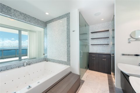 Condo in Miami, Florida, 3 bedrooms  № 1889656 - photo 18