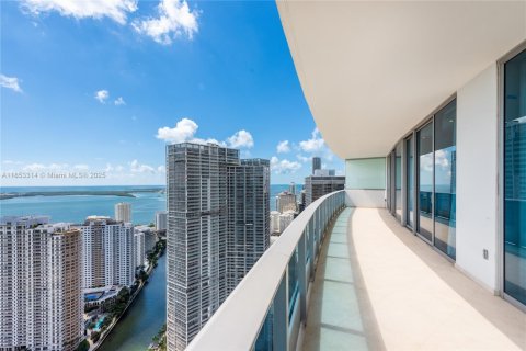 Condo in Miami, Florida, 3 bedrooms  № 1889656 - photo 1