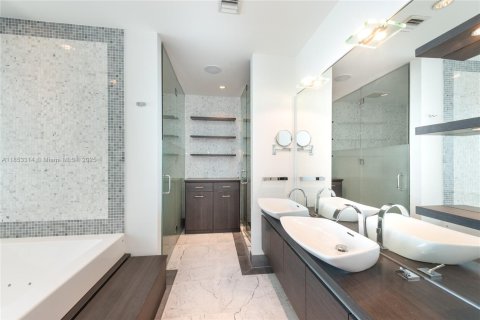 Condo in Miami, Florida, 3 bedrooms  № 1889656 - photo 17