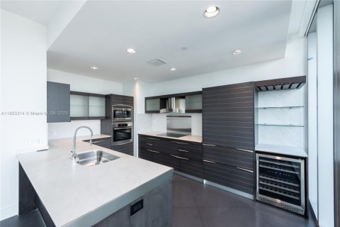Condo in Miami, Florida, 3 bedrooms  № 1889656 - photo 12