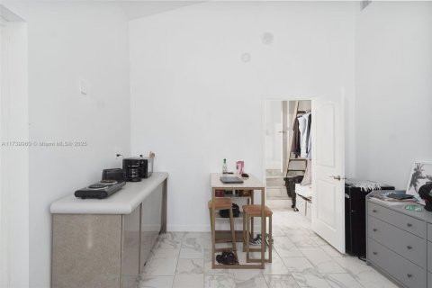 House in North Miami, Florida 5 bedrooms, 195.75 sq.m. № 1811633 - photo 18