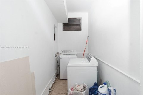 House in North Miami, Florida 5 bedrooms, 195.75 sq.m. № 1811633 - photo 20