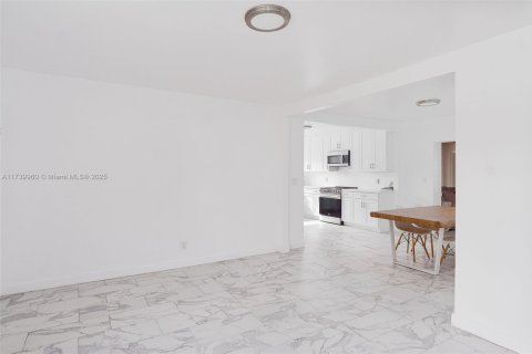 House in North Miami, Florida 5 bedrooms, 195.75 sq.m. № 1811633 - photo 2
