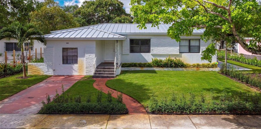 House in North Miami, Florida 5 bedrooms, 195.75 sq.m. № 1811633