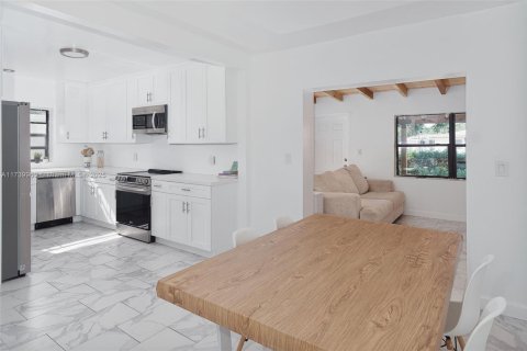 House in North Miami, Florida 5 bedrooms, 195.75 sq.m. № 1811633 - photo 6