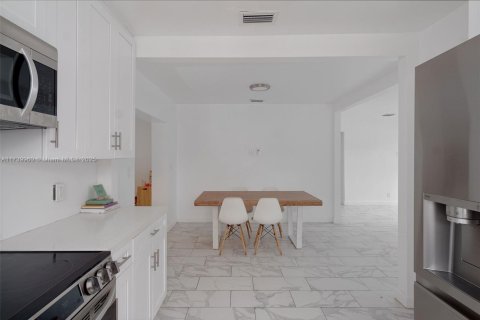 House in North Miami, Florida 5 bedrooms, 195.75 sq.m. № 1811633 - photo 5