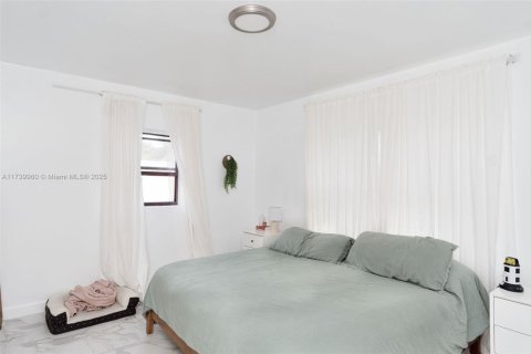 House in North Miami, Florida 5 bedrooms, 195.75 sq.m. № 1811633 - photo 12